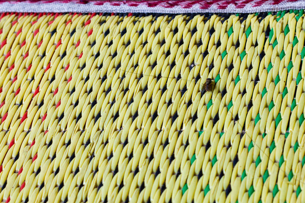 Geri dönüştürülmüş plastikten yapılmış geleneksel paspaslar için dokuma deseni. örgünün arkaplanı - Fotoğraf, Görsel