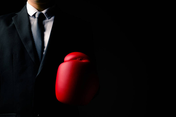 黒の背景に立っている赤いボクシンググローブのビジネスマン, - 写真・画像