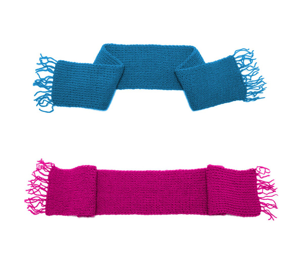 Розовый и синий вязаный шарф на белом фоне. - Фото, изображение