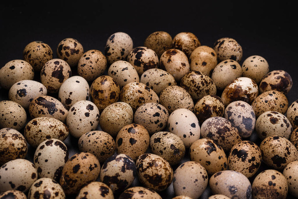 Grupo de huevos de codorniz como fondo. Huevos crudos. - Foto, Imagen