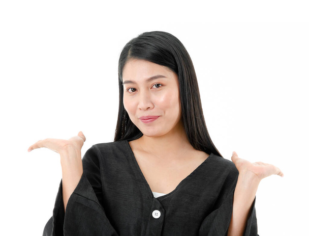 Retrato de mulher alegre com as mãos para cima perto de seu ombro isolado no fundo branco - Foto, Imagem