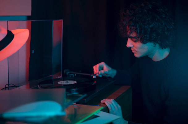 Portrait of young Guy listens to a vinyl record - Zdjęcie, obraz