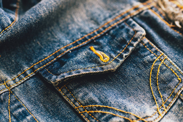 Карман джинсовой куртки синего цвета крупным планом. Рекламный фон производителя джинсовой одежды. - Фото, изображение