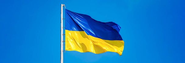 Bandiera ucraina contro un cielo blu. Colori giallo e blu. Simbolo nazionale dell'Ucraina. Guerra russa in Ucraina. Fermare la guerra. - Foto, immagini