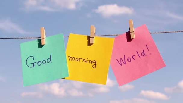 Cümle "Good Morning dünya" renkli kağıt üzerinde bir ip üzerinde sıkışmak. Pozitif düşünme kavramı - Video, Çekim