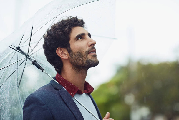 Какой прекрасный день. Обрезанный снимок красивого молодого бизнесмена в утренней поездке под дождем. - Фото, изображение