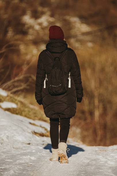woman walking in the snow - Foto, afbeelding