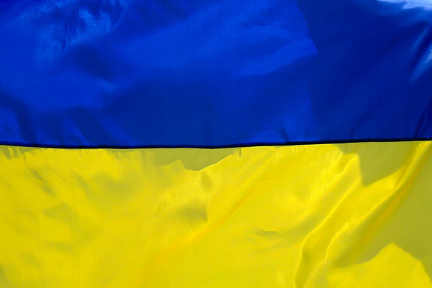 ウクライナの国旗の背景、大きな黄色の青いウクライナの国旗、国民の独立、憲法、旗の日。ウクライナでの戦争 - 写真・画像