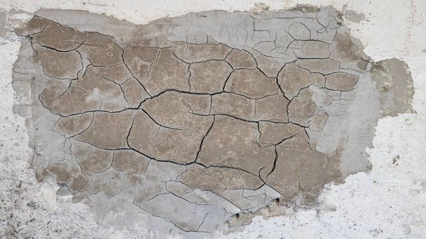 Старая бело-серая серая поврежденная сломанная цементная штукатурка - Фото, изображение