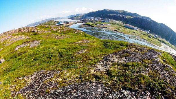 Vista de Fisheye del pueblo de Teriberka en la costa del mar de Barents. Península de Kola, Óblast de Murmansk, Rusia - Foto, imagen