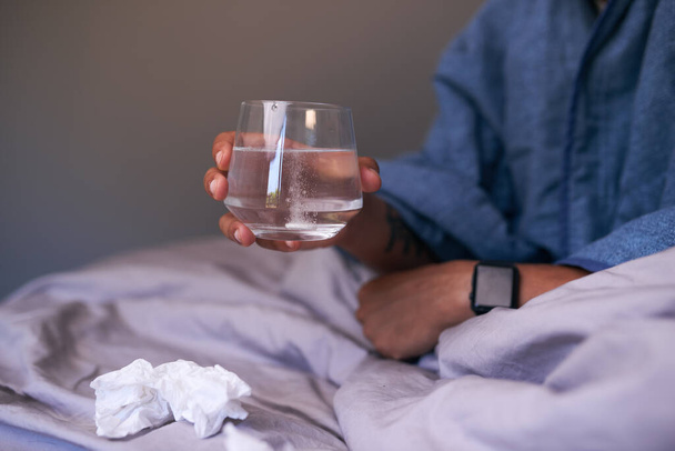 Az influenzát kezelő pezsgőtablettát tartó kéz közelsége - Fotó, kép