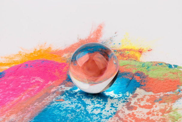Bola de cristal sobre fondo de color brillante, espacio para texto. - Foto, imagen