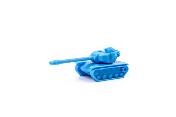 Blue Plastic Tank Toy Side View Izolacja na białym tle. Mały plastikowy model ABS. Niebieskie włókno. Przedmioty drukowane przez drukarkę 3D Izolowane na białym tle.  - Zdjęcie, obraz