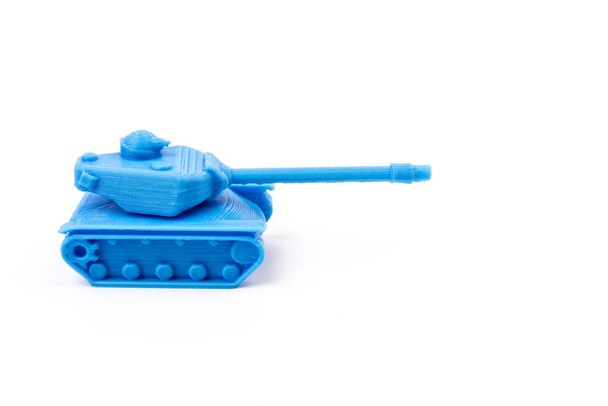 Blue Plastic Tank Toy Side View Isolado em fundo branco. Modelo ABS de plástico pequeno. Filamento azul. Objetos impressos por impressora 3d Isolados em fundo branco.  - Foto, Imagem