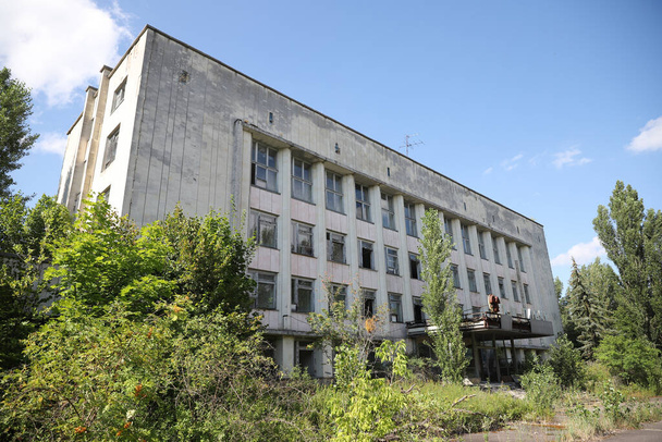 Oud gebouw in Pripyat stad in Tsjernobyl Exclusion Zone, Tsjernobyl, Oekraïne - Foto, afbeelding