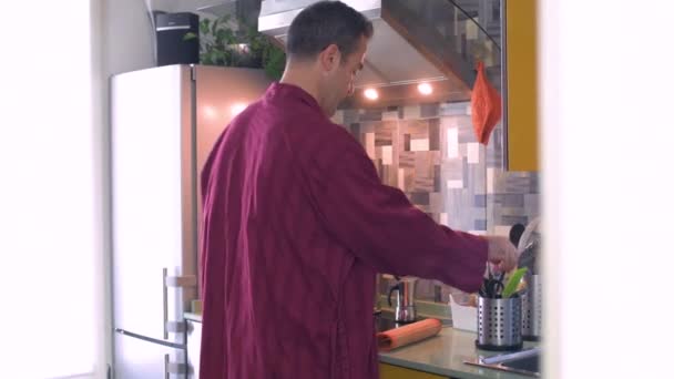 Volwassen man indoor thuis keuken bereiden van voedsel voor het ontbijt - zelfgemaakte, koken, huishoudelijk leven concept - Video