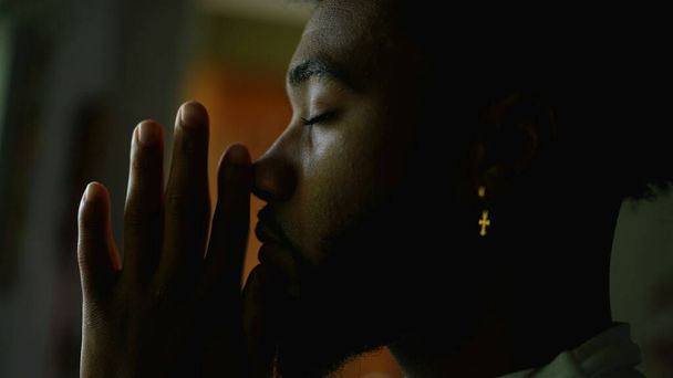 Náboženský černoch modlící se k Bohu s hledáním Boží pomoci - Fotografie, Obrázek