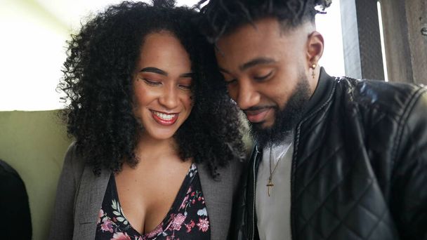 Una coppia nera che usa lo smartphone insieme - Foto, immagini