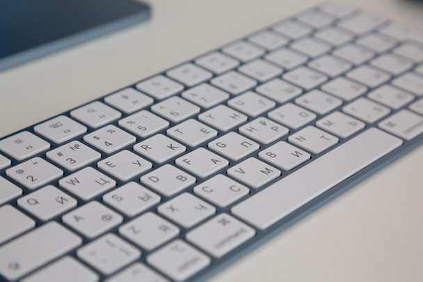 Ordenador de sobremesa con teclado inalámbrico y ratón. Nuevo modelo multicolor Apple iMac - Foto, imagen