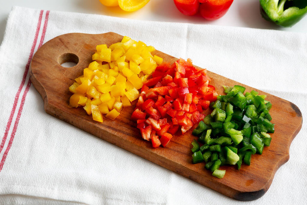 Chopped Fresh Colored Peppers on a Rustic Drewniana deska, widok z boku - Zdjęcie, obraz
