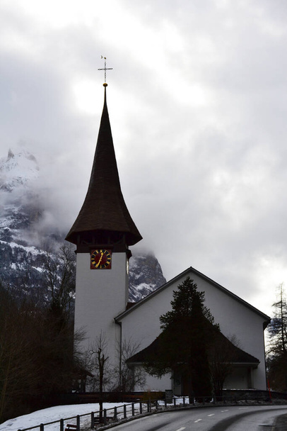 Iglesia de Lauterbrunnen pueblo en Suiza - Foto, Imagen