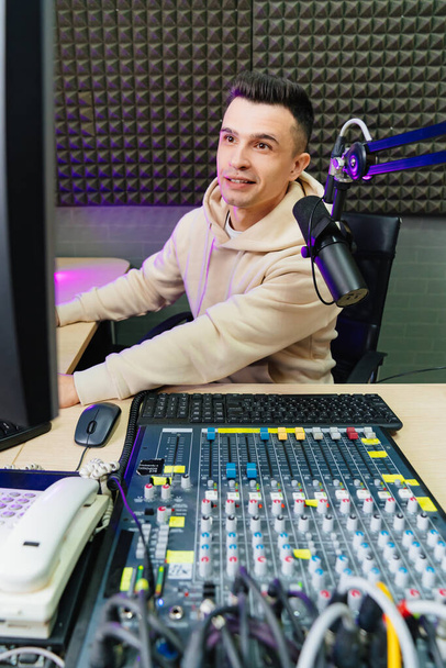 professional radio host on fun live streaming - Foto, Bild