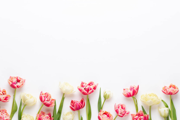 Flores de primavera. Tulipanes sobre fondo de colores pastel. tarjeta de felicitación estilo retro vintage. Día de la madre, tarjeta de felicitación de Pascua. - Foto, Imagen