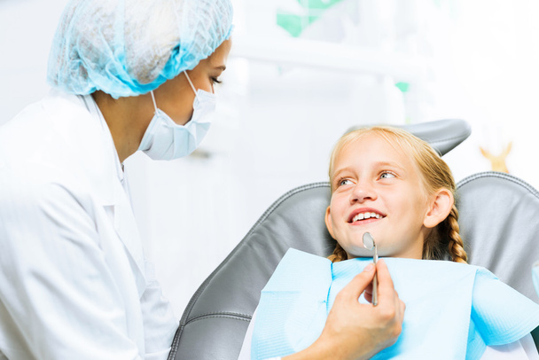tandarts controlerend patiënt - Foto, afbeelding