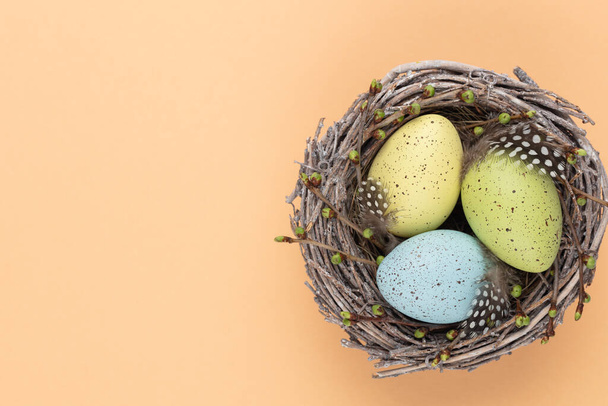Easter eggs in the nest. Spring greeting card. - Foto, afbeelding
