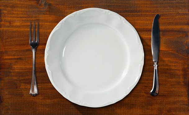 leerer Teller auf Holztisch mit Besteck - Foto, Bild