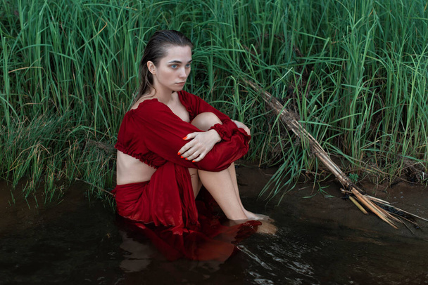 夏の湖でブロンドの女の子風呂 - 写真・画像