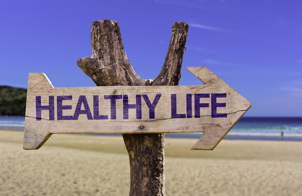 Деревянный знак "Здоровый образ жизни" на фоне пляжа
 - Фото, изображение