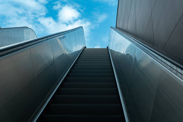Hareket eden merdivenler gökyüzüne çıkar. - Fotoğraf, Görsel