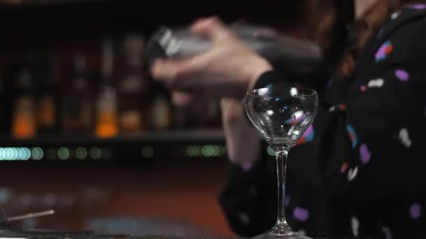 Pelirroja joven mujer adulta camarera prepara mezclas de cóctel margarita en el bar - Imágenes, Vídeo