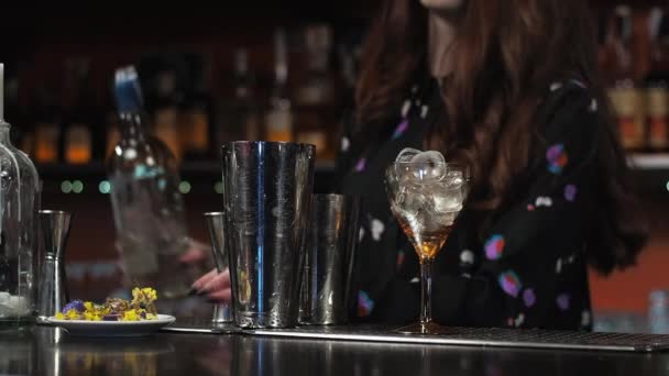 Vöröshajú lány Fiatal felnőtt nő csapos készít keverékek papír repülőgép koktél a bárban - Felvétel, videó
