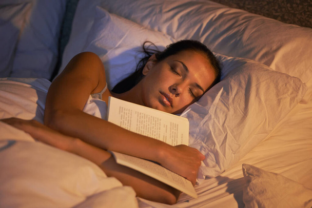 Znovu usnula a četla si. Snímek atraktivní mladé ženy spací knihu. - Fotografie, Obrázek