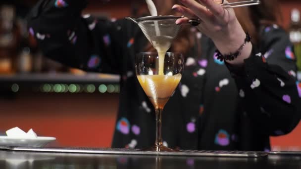 pelirroja chica joven adulto mujer barman prepara mezclas de papel avión cóctel bar vierte campanas de hielo - Metraje, vídeo