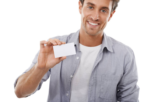 Tengo una tarjeta de visita. Retrato de un hombre guapo sosteniendo una tarjeta de visita de copyspace. - Foto, Imagen