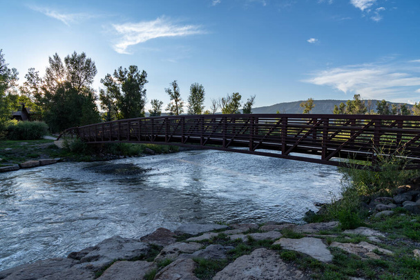 Ridgway Colorado 'daki Uncompahgre Nehri' ne alacakaranlıkta ulaşan yaya köprüsü. - Fotoğraf, Görsel