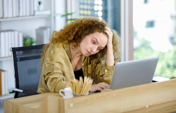 kręcone fryzura młody nieszczęśliwy zestresowany depresja zmęczony mylić bezsenność biały ciąży matka w casual strój siedzi z laptopa w miejscu pracy w domu biuro mając ból głowy. - Zdjęcie, obraz