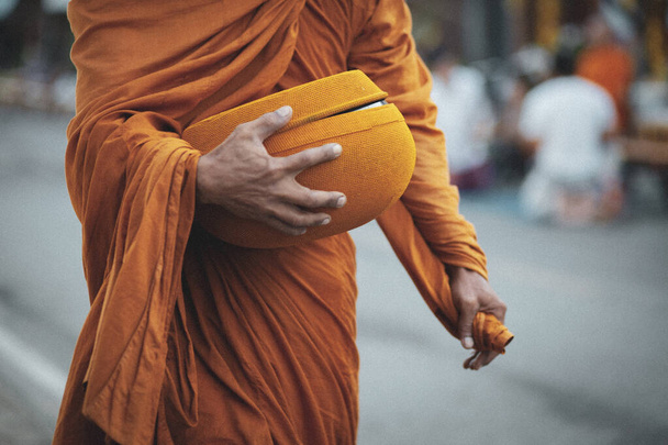 bouddha thaï moine tenant bol bouddhiste pour recevoir l'offre de nourriture du matin  - Photo, image