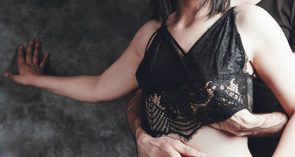 um homem sexualmente abraçado uma mulher em sutiãs por trás - Foto, Imagem