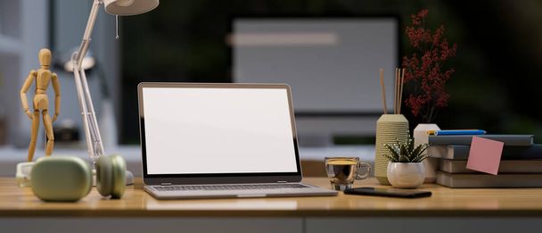 Современное офисное рабочее место с портативным ноутбуком белый макет экрана ноутбука, наушники, офисные аксессуары и декоры на деревянном столе. 3D рендеринг, 3D иллюстрация - Фото, изображение