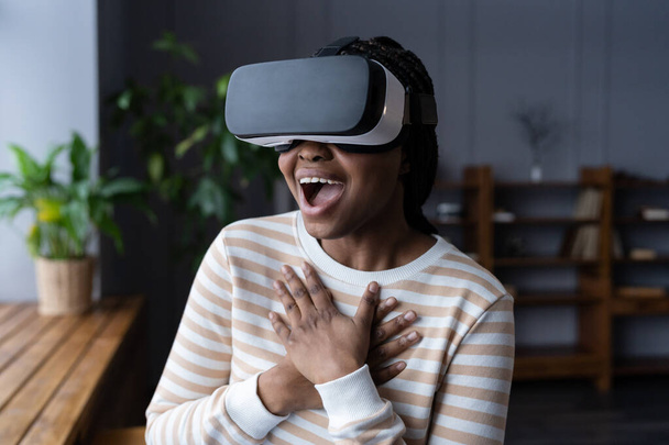 Femme surprise utiliser vr lunettes casque simulateur profiter de l'expérience des jeux de lunettes de réalité virtuelle - Photo, image