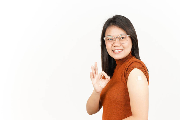 Obtener una vacuna contra el virus Corona de hermosa mujer asiática aislado sobre fondo blanco - Foto, imagen