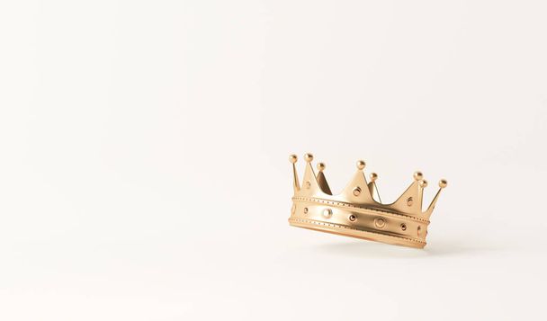 Corona dorada sobre fondo patel con concepto de victoria o éxito. Príncipe de lujo corona para la decoración. Renderizado 3D. - Foto, Imagen