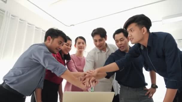 Équipe couronnée de succès Les Asiatiques mettent la main sur la table ensemble en promettant de soutenir la confiance dans le partenariat, d'aider en collaboration. - Séquence, vidéo