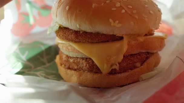 Cheeseburger avec double côtelette close-up dans un fast-food - Séquence, vidéo