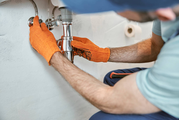 Mains de plombier masculin réparer tuyau d'évier en métal - Photo, image