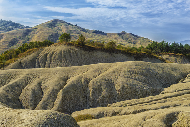 Nagyon nagy, mély talaj repedések a sár vulkán területen  - Fotó, kép